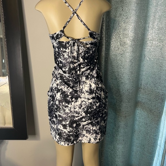 Athleta Monochrome Patterned Activewear - Picture 4 of 7